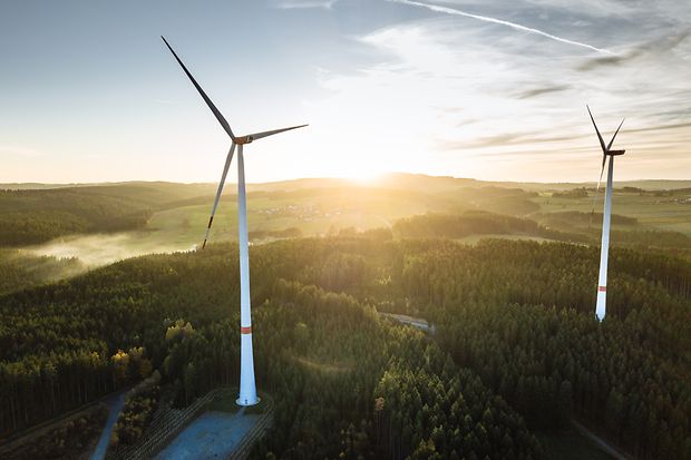 Luftbildaufnahme: Zwei Windkraftanlagen mitten in der Natur