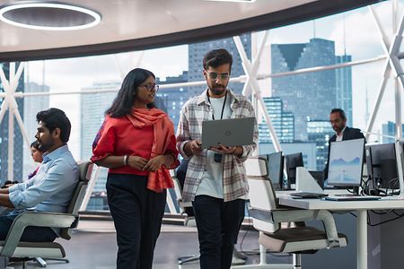 Menschen an Computern an einem modernen Arbeitsplatz