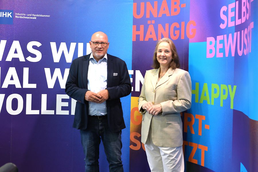 Günter Brecht, Leiter Ausbildung der IHK und Tanja Traub (links), Hauptgeschäftsführerin der IHK Nordschwarzwald