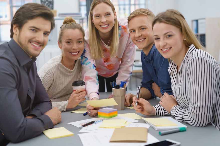 Junge Leute lernen zusammen in einem Seminar