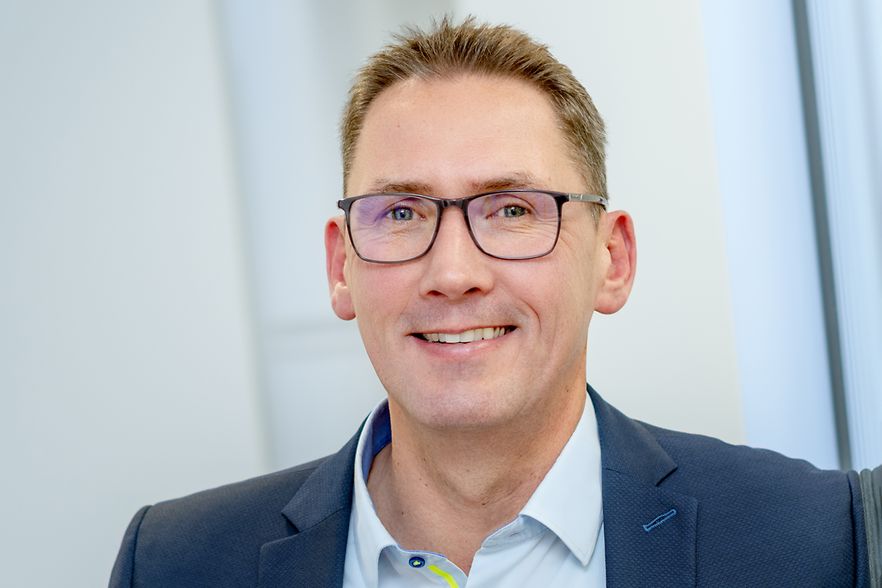 Portraitfoto: Bernd E&szlig;er l&auml;chelt in die Kamera