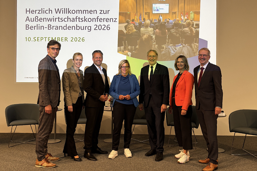 Vertreter der Brandenburger und Berliner IHKs mit Wirtschaftsministerin Martina Klement und Staatssekretär Henrik Fischer