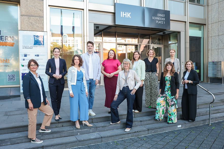 Gruppenbild vor der IHK D&uuml;sseldorf
