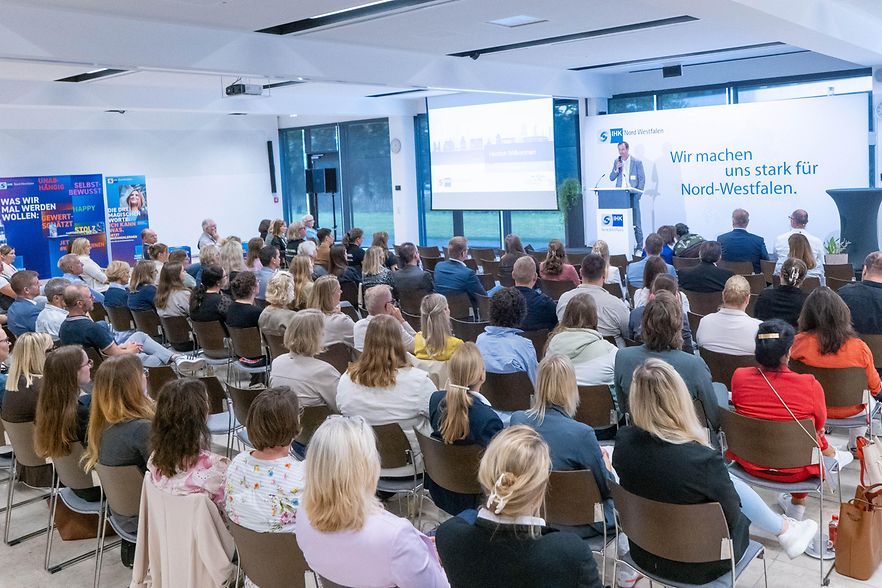 Blick &uuml;ber Publikum in Richtung B&uuml;hne