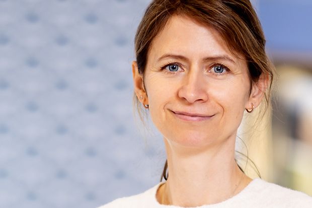 Frau lächelt in Kamera