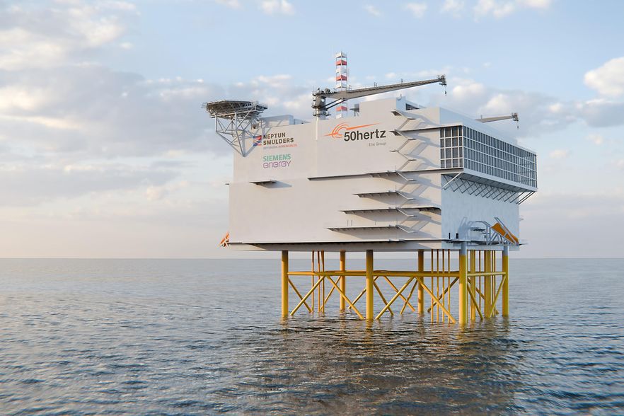 Eine Offshore-Konverterplattform steht im Meer.