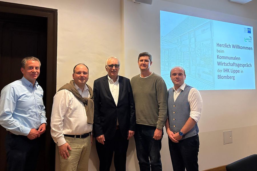 Das Foto zeigt Personen beim Kommunalen Wirtschaftsgespräch der IHK in Blomberg.