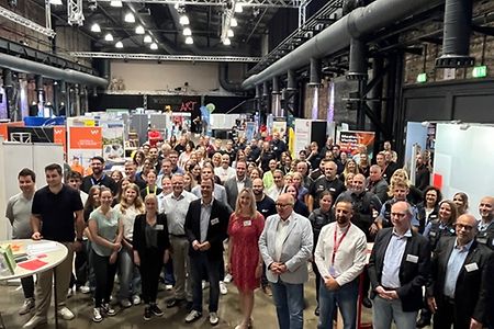 Gruppenfoto mit &Uuml;berblick in die Halle