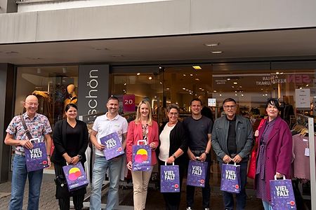 8 Personen mit Heimat-Shoppen T&uuml;ten
