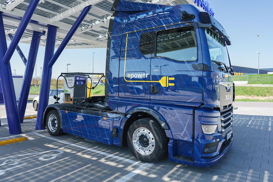 Ein LKW an einer E-Tankstelle