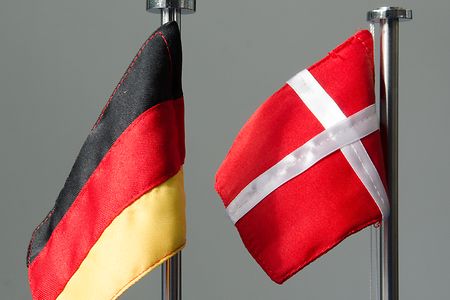 deutsche und d&auml;nische Flagge