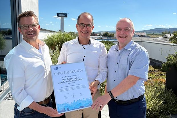 Tibor M&uuml;ller, Markus M. Adam und J&uuml;rgen Vogel bei der Urkunden&uuml;bergabe.