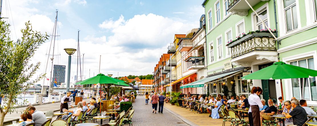 Der Hafen von Sonderburg direkt an der Innenstadt gelegen mit Restaurants und kleinen Gesch&auml;ften