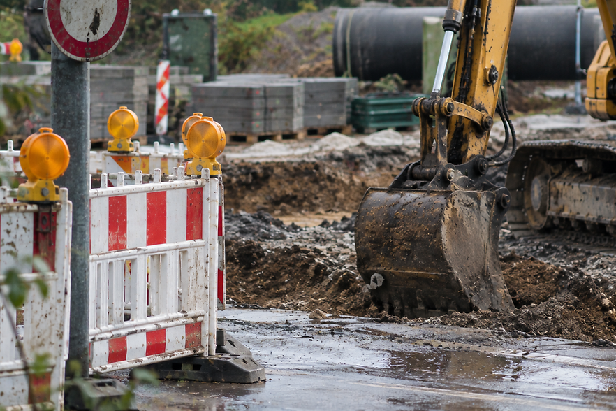 Bagger, der eine Stra&szlig;e aufrei&szlig;t