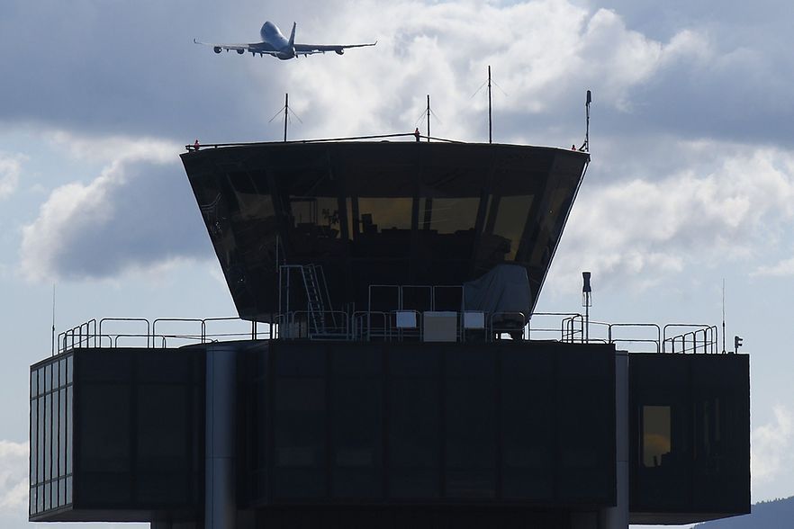 Flugzeug vor Tower