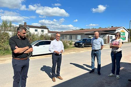 Richard Brunner im Gespr&auml;ch mit Teilnehmern an der K&ouml;tztinger Stra&szlig;e
