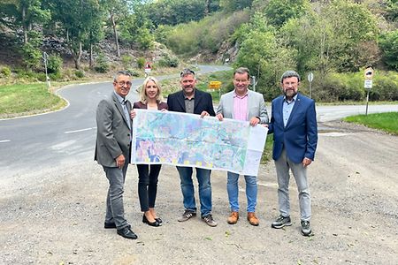 Vier Personen pr&auml;sentrieren einen Plan