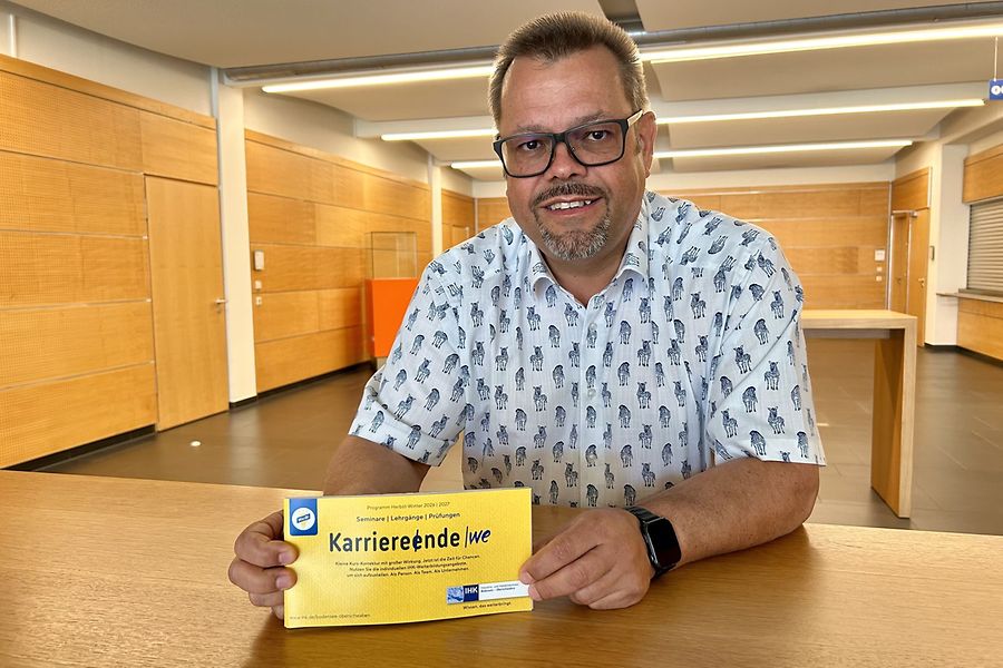 Jürgen Schatz mit dem neuen Weiterbildungsprogramm 