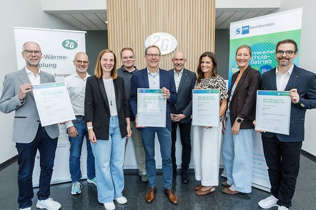 Vertreter des Unternehmens 2G Energy und der drei Berufskollegs nach der Unterzeichnung