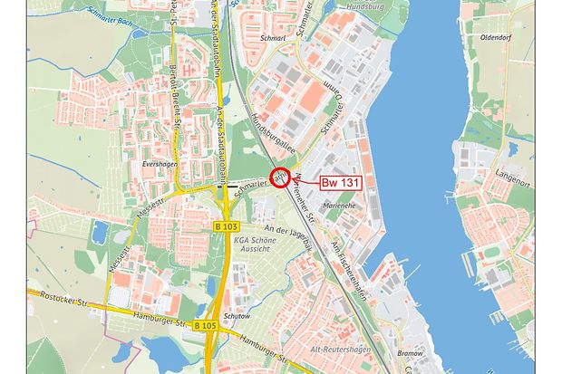 Das Bild zeigt eine Kartenansicht der Stadt Rostock, auf der die Br&uuml;cke am Schmarler Damm rot markiert ist.