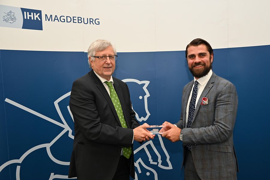 2 Männer stehend, schauen in die Kamera