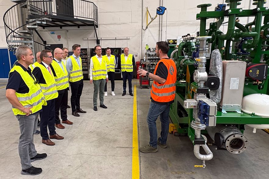 Gruppe in Anlagenhalle bei 2G Energy
