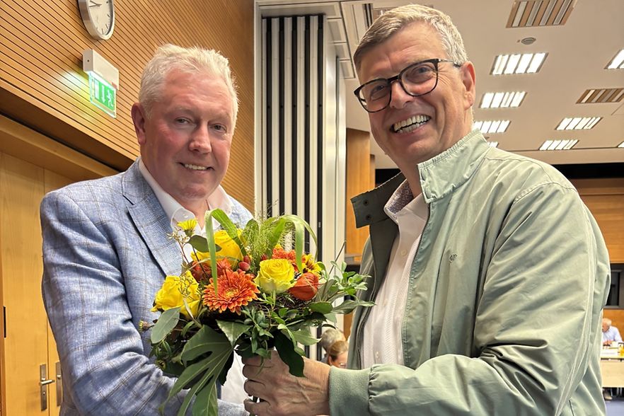Zwei M&auml;nner mit einem Blumenstrau&szlig;