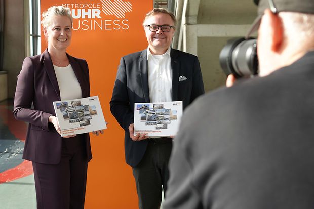 Andrea Henze und J&ouml;rg Kemna halten den Immobilienmarktbericht in den H&auml;nden. 