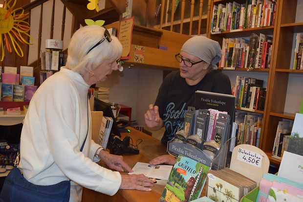 Beratungsgespr&auml;ch zwischen zwei Frauen in einer Buchhandlung