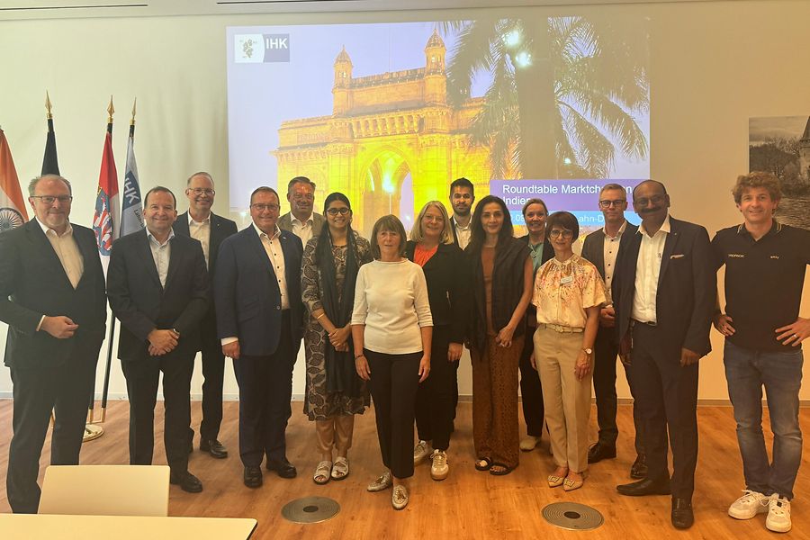 Die Teilnehmenden des Roundtable Indien vom 30.9.2026 auf einem Gruppenfoto in der IHK Lahn-Dill. 