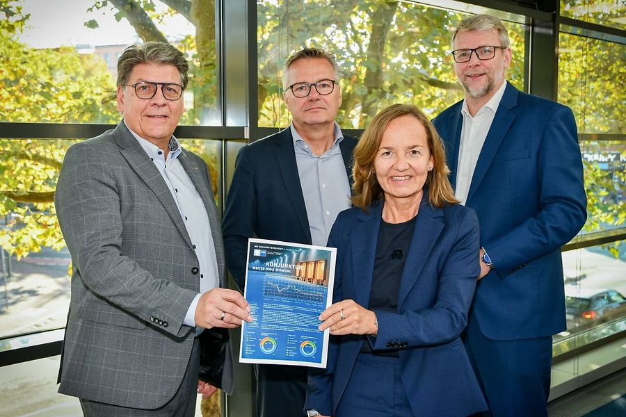 Vier Personen präsentieren die IHK-Konjunkturumfrage Herbst 2026