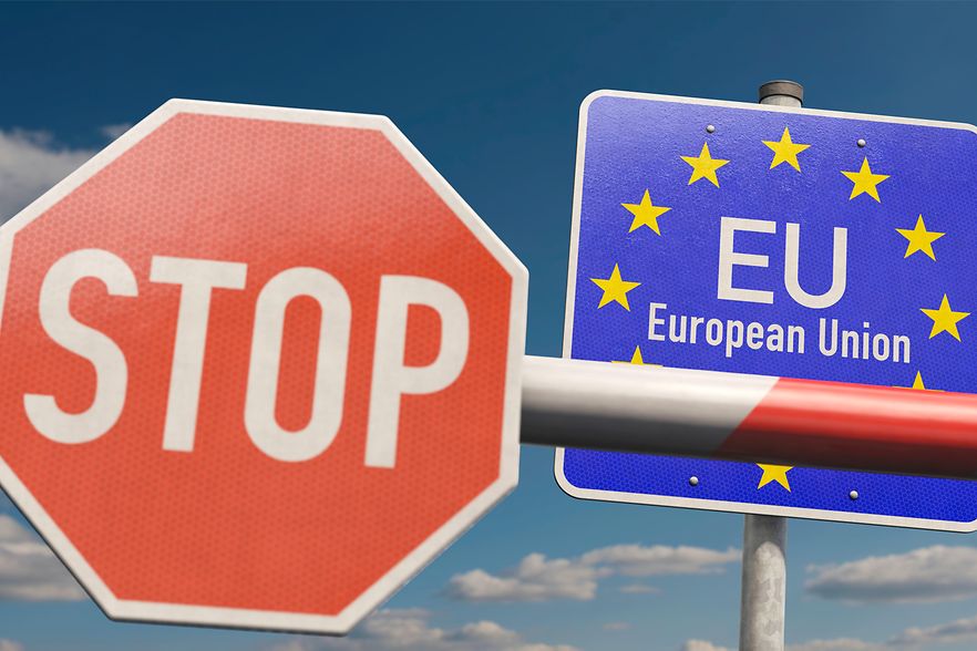 Grenzkontrollen - Schlagbaum mit Stop-Schild und Hinweisschild "EU European Union" 