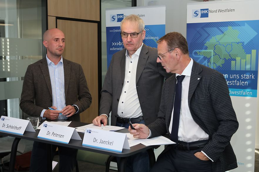 Drei Experten beim IHK-Konjunkturforum