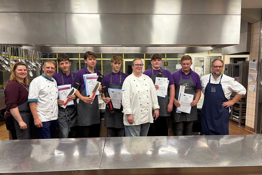 Das Foto zeigt die f&uuml;nf Absolventen der aktuellen Juniork&ouml;che.