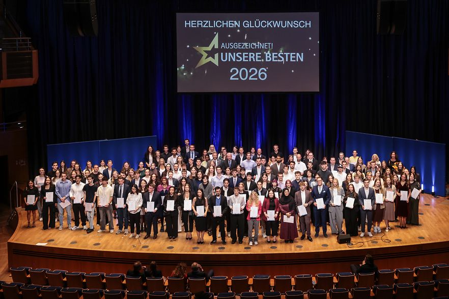 Gruppenfoto der Besten 2026 auf der B&uuml;hne