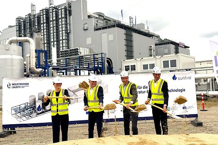 Eine Delegation aus BASF und Sunfire beim Spatenstich