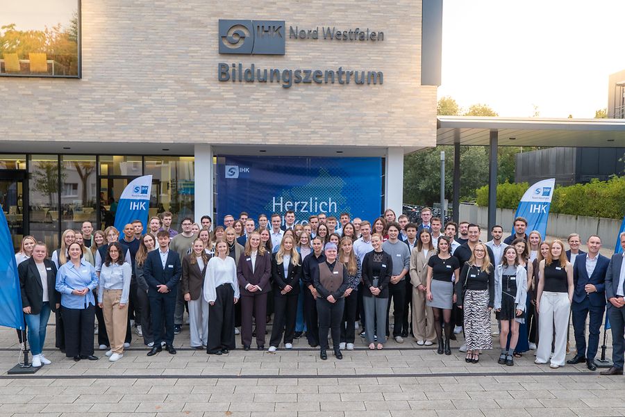 Gruppenfoto vor dem IHK Bildungszentrum in Münster