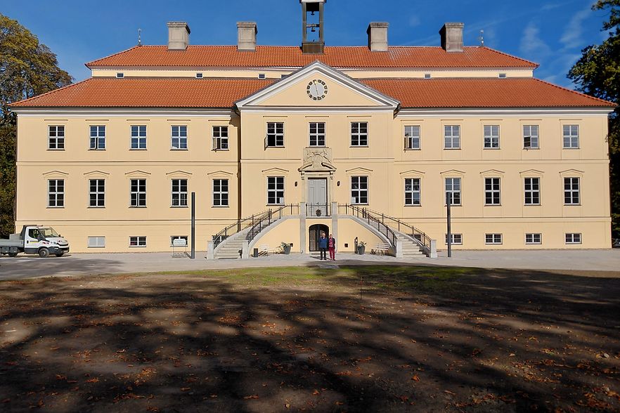 Ein Schloss mit hellgelber Fassade.