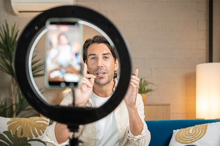 Man nimmt ein Video f&uuml;r das Internet auf mit dem Smartphone
