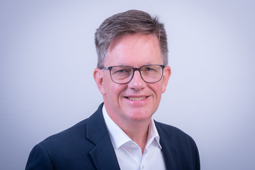 Portrait Jens von Lengerke, l&auml;chelt frontal in Kamera