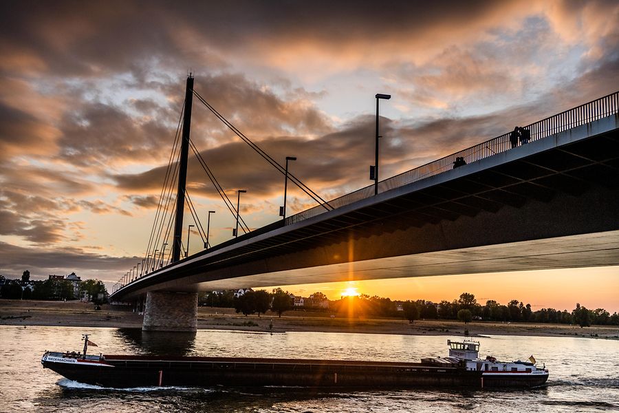 Brücke über den Rhein in Düsseldorf