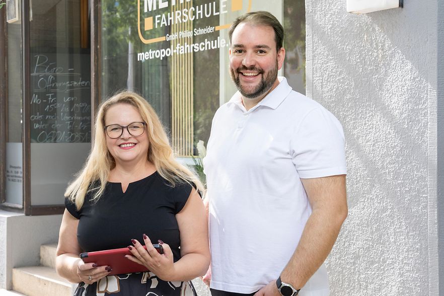 Susan und Philipp Schneider vor ihrer Metropol Fahrschule in Heidelberg