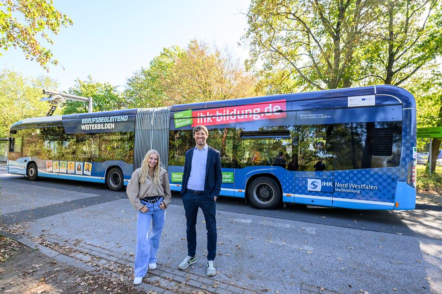 Hantel und Schm&auml;ing vor dem Bus