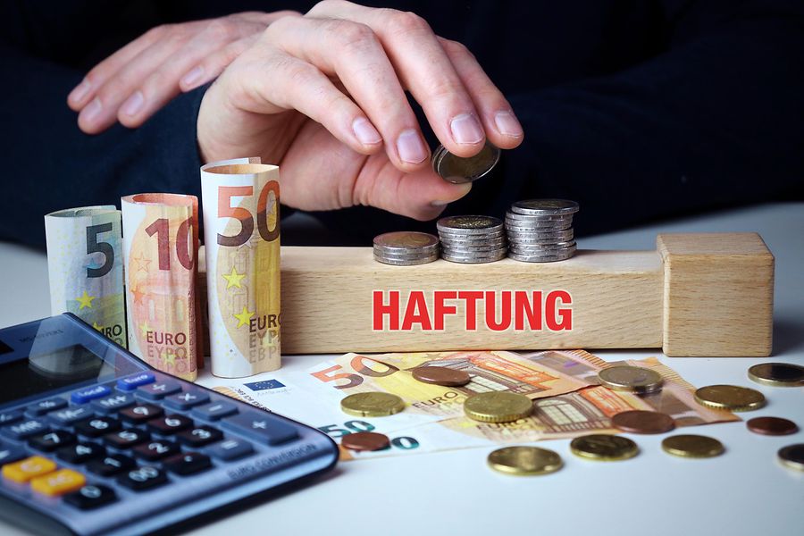 Mann zählt Geld