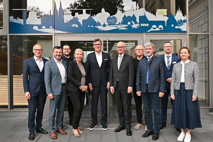 Gruppenfoto von Teilnehmern des IHK-Werkstattgespr&auml;ches Stadtentwicklung im Hof der IHK Regensburg f&uuml;r Oberpfalz / Kelheim