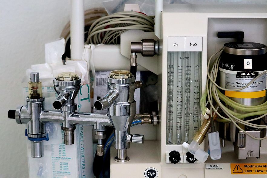 An&auml;sthesieger&auml;t mit Gasflussmessern und medizinischen Anschl&uuml;ssen im Krankenhaus.