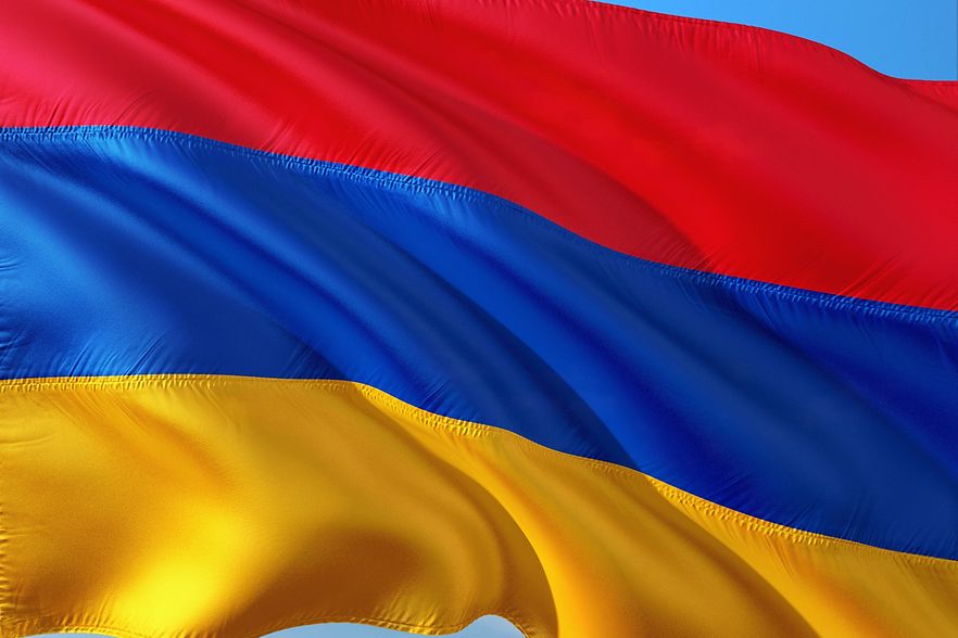 Armenische Flagge im Wind