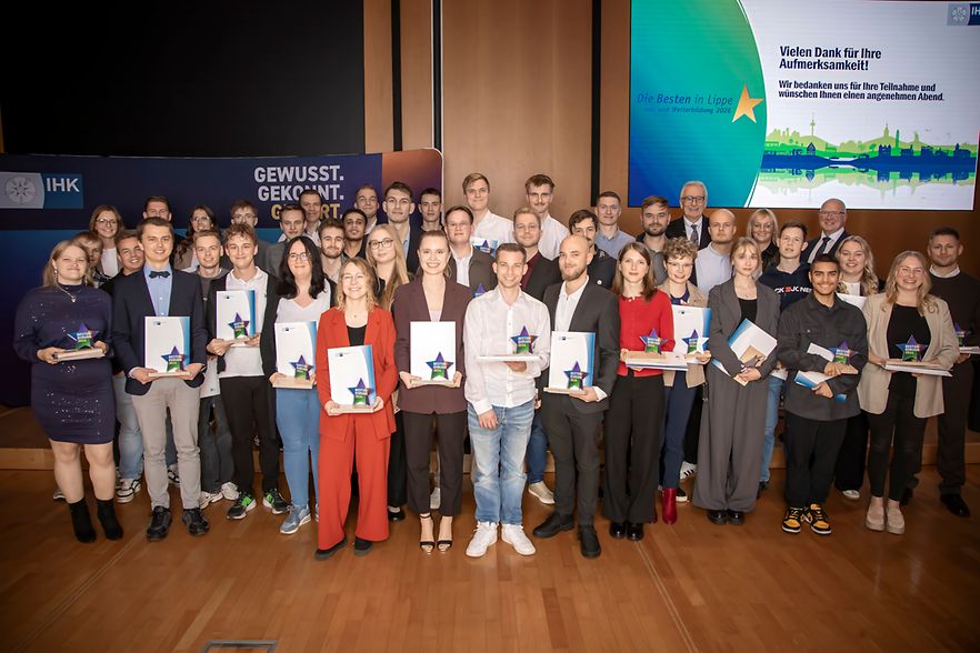Das Foto zeigt das Gruppenbild der ausgezeichneten Azubis.