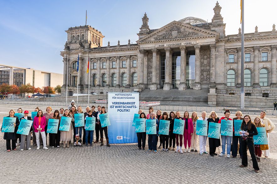Eine Gruppe von Frauen vor dem Bundestag 