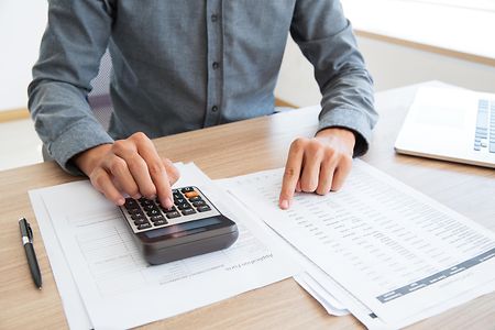 Unkenntlicher Mann arbeitet mit Finanzdaten